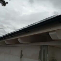 gartenkueche bauen dach mit Holzbalken bauen osb schweissbahn commaik.de 143 - Gartenküche selber bauen - Massives Fachwerkdach mit OSB und Schweißbahn