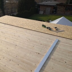 gartenkueche bauen dach mit Holzbalken bauen osb schweissbahn commaik.de 149 - Gartenküche selber bauen - Massives Fachwerkdach mit OSB und Schweißbahn