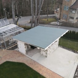 gartenkueche bauen dach mit Holzbalken bauen osb schweissbahn commaik.de 158 - Gartenküche selber bauen - Massives Fachwerkdach mit OSB und Schweißbahn