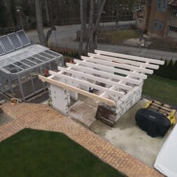 gartenkueche bauen dach mit Holzbalken bauen osb schweissbahn commaik.de 43 - Gartenküche selber bauen - Massives Fachwerkdach mit OSB und Schweißbahn