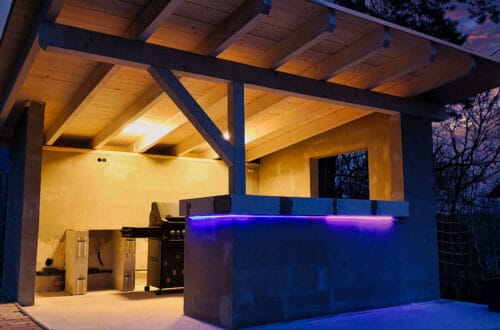 gartenkueche bauen 7 strom licht ambiente wasser installation commaik.de 023 a - Gartenküche smart und effizient gestalten - Installation von Licht, Steckdosen und Wasseranschluss