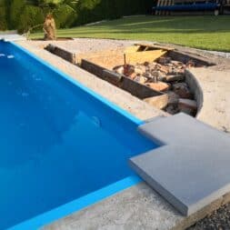 Perfekter Poolrand Schritt fuer Schritt Beckenrandsteine Poolterrasse installieren www.commaik.de 036 - Laying pool edging stones and building your own pool terrace for the perfect pool surround