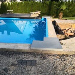 Perfekter Poolrand Schritt fuer Schritt Beckenrandsteine Poolterrasse installieren www.commaik.de 037 - Laying pool edging stones and building your own pool terrace for the perfect pool surround