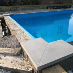 Perfekter Poolrand Schritt fuer Schritt Beckenrandsteine Poolterrasse installieren www.commaik.de 038 - Laying pool edging stones and building your own pool terrace for the perfect pool surround