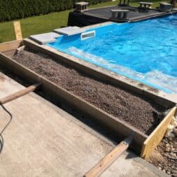 Perfekter Poolrand Schritt fuer Schritt Beckenrandsteine Poolterrasse installieren www.commaik.de 039 - Laying pool edging stones and building your own pool terrace for the perfect pool surround