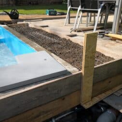 Perfekter Poolrand Schritt fuer Schritt Beckenrandsteine Poolterrasse installieren www.commaik.de 046 - Laying pool edging stones and building your own pool terrace for the perfect pool surround