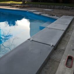 Perfekter Poolrand Schritt fuer Schritt Beckenrandsteine Poolterrasse installieren www.commaik.de 067 - Laying pool edging stones and building your own pool terrace for the perfect pool surround