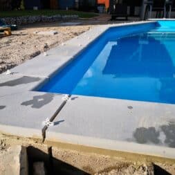 Perfekter Poolrand Schritt fuer Schritt Beckenrandsteine Poolterrasse installieren www.commaik.de 072 - Laying pool edging stones and building your own pool terrace for the perfect pool surround