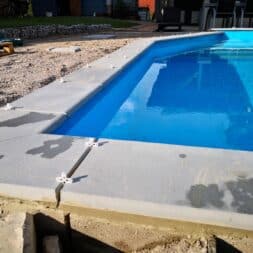 Perfekter Poolrand Schritt fuer Schritt Beckenrandsteine Poolterrasse installieren www.commaik.de 073 - Laying pool edging stones and building your own pool terrace for the perfect pool surround