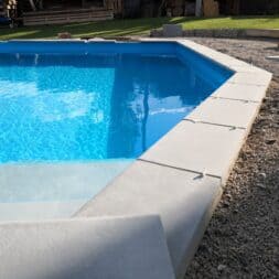 Perfekter Poolrand Schritt fuer Schritt Beckenrandsteine Poolterrasse installieren www.commaik.de 075 - Laying pool edging stones and building your own pool terrace for the perfect pool surround