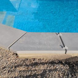 Perfekter Poolrand Schritt fuer Schritt Beckenrandsteine Poolterrasse installieren www.commaik.de 077 - Laying pool edging stones and building your own pool terrace for the perfect pool surround