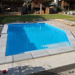 Perfekter Poolrand Schritt fuer Schritt Beckenrandsteine Poolterrasse installieren www.commaik.de 082 - Laying pool edging stones and building your own pool terrace for the perfect pool surround