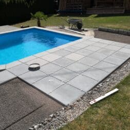 Perfekter Poolrand Schritt fuer Schritt Beckenrandsteine Poolterrasse installieren www.commaik.de 125 - Laying pool edging stones and building your own pool terrace for the perfect pool surround