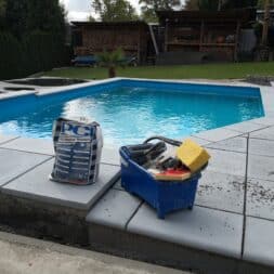 Perfekter Poolrand Schritt fuer Schritt Beckenrandsteine Poolterrasse installieren www.commaik.de 156 - Laying pool edging stones and building your own pool terrace for the perfect pool surround