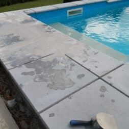 Perfekter Poolrand Schritt fuer Schritt Beckenrandsteine Poolterrasse installieren www.commaik.de 161 - Laying pool edging stones and building your own pool terrace for the perfect pool surround