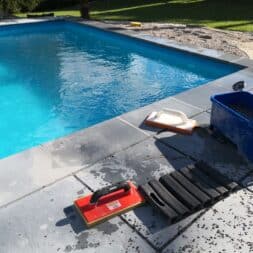 Perfekter Poolrand Schritt fuer Schritt Beckenrandsteine Poolterrasse installieren www.commaik.de 165 - Laying pool edging stones and building your own pool terrace for the perfect pool surround