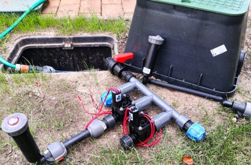 R8RJG51 - Installing lawn irrigation: Valve box, Hunter solenoid valves and Rain Bird water distribution in detail