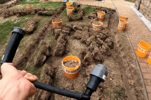 Rasenbewaesserung bauen Rohre verlegen Sprenger einbauen 1 - Rasensprenger installieren: Schritt-für-Schritt-Anleitung für Deine Gartenbewässerung