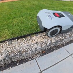 Anthbot Genie Kantenmaehen www.commaik.de 1.51.1 - Anthbot Genie Mähroboter im Test: Perfektes Rasen mähen ohne Kabel!?
