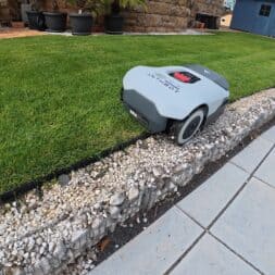 Anthbot Genie Kantenmaehen www.commaik.de 1.51.2 - Anthbot Genie Mähroboter im Test: Perfektes Rasen mähen ohne Kabel!?