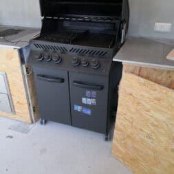 Gartenkueche bauen Napoleon Gasgrill einbauen commaik.de 012 - Sizzle Zone vom Napoleon Gasgrill fest in der Outdoor Gartenküche einbauen