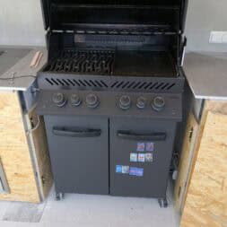 Gartenkueche bauen Napoleon Gasgrill einbauen commaik.de 013 - Sizzle Zone vom Napoleon Gasgrill fest in der Outdoor Gartenküche einbauen