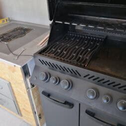 Gartenkueche bauen Napoleon Gasgrill einbauen commaik.de 014 - Sizzle Zone vom Napoleon Gasgrill fest in der Outdoor Gartenküche einbauen