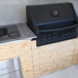 Gartenkueche bauen Napoleon Gasgrill einbauen commaik.de 016 - Sizzle Zone vom Napoleon Gasgrill fest in der Outdoor Gartenküche einbauen
