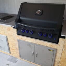 Gartenkueche bauen Napoleon Gasgrill einbauen commaik.de 027 - Sizzle Zone vom Napoleon Gasgrill fest in der Outdoor Gartenküche einbauen