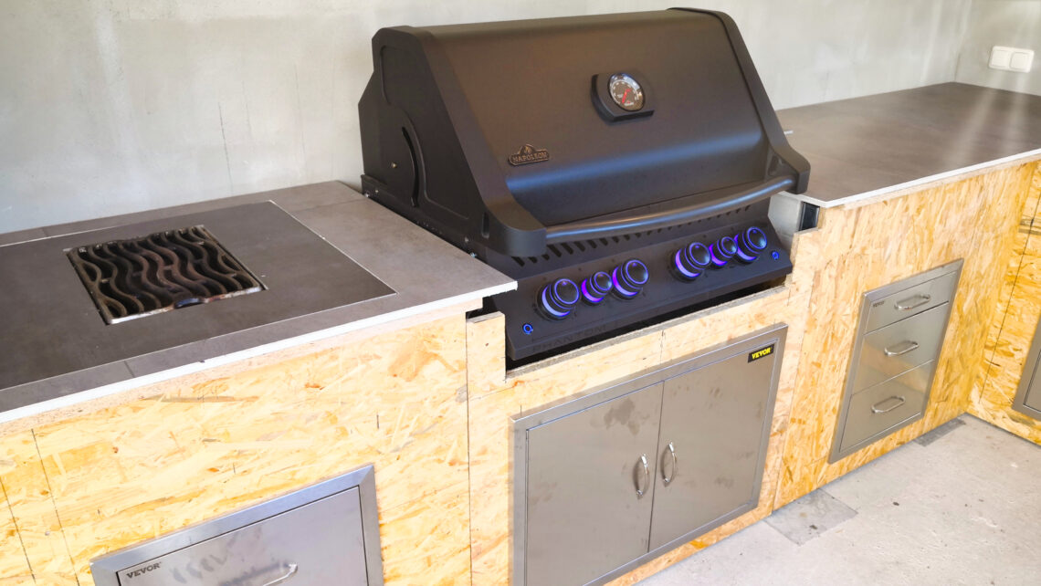 Sizzle Zone vom Napoleon Gasgrill fest in der Outdoor Gartenküche einbauen 1 Gartenkueche bauen Napoleon Gasgrill einbauen commaik.de 030 YT1 - Sizzle Zone vom Napoleon Gasgrill fest in der Outdoor Gartenküche einbauen