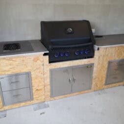 Gartenkueche bauen Napoleon Gasgrill einbauen commaik.de 032 - Sizzle Zone vom Napoleon Gasgrill fest in der Outdoor Gartenküche einbauen