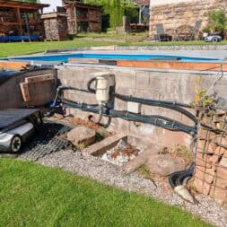 Poolterrasse aus BPC bauen So gelingt die Unterkonstruktion am Hang www.commaik.de 001 - BPC und WPC Terrasse am Hang bauen – Meine neue Poolterrasse mit recycelten Dielen