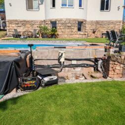 Poolterrasse aus BPC bauen So gelingt die Unterkonstruktion am Hang www.commaik.de 002 - BPC und WPC Terrasse am Hang bauen – Meine neue Poolterrasse mit recycelten Dielen
