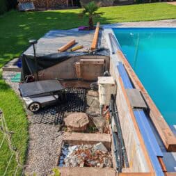 Poolterrasse aus BPC bauen So gelingt die Unterkonstruktion am Hang www.commaik.de 006 - BPC und WPC Terrasse am Hang bauen – Meine neue Poolterrasse mit recycelten Dielen