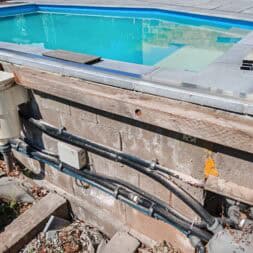 Poolterrasse aus BPC bauen So gelingt die Unterkonstruktion am Hang www.commaik.de 007 - BPC und WPC Terrasse am Hang bauen – Meine neue Poolterrasse mit recycelten Dielen