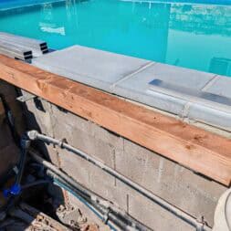 Poolterrasse aus BPC bauen So gelingt die Unterkonstruktion am Hang www.commaik.de 008 - BPC und WPC Terrasse am Hang bauen – Meine neue Poolterrasse mit recycelten Dielen