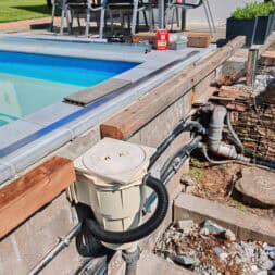 Poolterrasse aus BPC bauen So gelingt die Unterkonstruktion am Hang www.commaik.de 009 - BPC und WPC Terrasse am Hang bauen – Meine neue Poolterrasse mit recycelten Dielen
