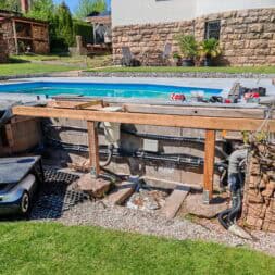 Poolterrasse aus BPC bauen So gelingt die Unterkonstruktion am Hang www.commaik.de 010 - BPC und WPC Terrasse am Hang bauen – Meine neue Poolterrasse mit recycelten Dielen