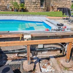 Poolterrasse aus BPC bauen So gelingt die Unterkonstruktion am Hang www.commaik.de 011 - BPC und WPC Terrasse am Hang bauen – Meine neue Poolterrasse mit recycelten Dielen