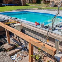 Poolterrasse aus BPC bauen So gelingt die Unterkonstruktion am Hang www.commaik.de 012 - BPC und WPC Terrasse am Hang bauen – Meine neue Poolterrasse mit recycelten Dielen