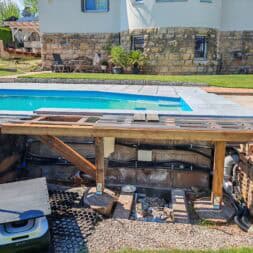 Poolterrasse aus BPC bauen So gelingt die Unterkonstruktion am Hang www.commaik.de 014 - BPC und WPC Terrasse am Hang bauen – Meine neue Poolterrasse mit recycelten Dielen