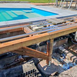 Poolterrasse aus BPC bauen So gelingt die Unterkonstruktion am Hang www.commaik.de 015 - BPC und WPC Terrasse am Hang bauen – Meine neue Poolterrasse mit recycelten Dielen