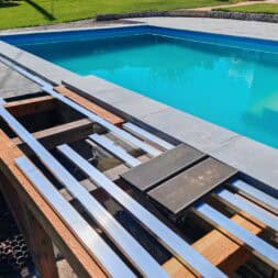 Poolterrasse aus BPC bauen So gelingt die Unterkonstruktion am Hang www.commaik.de 016 - BPC und WPC Terrasse am Hang bauen – Meine neue Poolterrasse mit recycelten Dielen