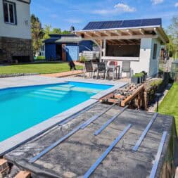 Poolterrasse aus BPC bauen So gelingt die Unterkonstruktion am Hang www.commaik.de 017 - BPC und WPC Terrasse am Hang bauen – Meine neue Poolterrasse mit recycelten Dielen