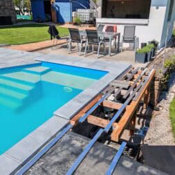 Poolterrasse aus BPC bauen So gelingt die Unterkonstruktion am Hang www.commaik.de 018 - BPC und WPC Terrasse am Hang bauen – Meine neue Poolterrasse mit recycelten Dielen