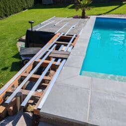 Poolterrasse aus BPC bauen So gelingt die Unterkonstruktion am Hang www.commaik.de 019 - BPC und WPC Terrasse am Hang bauen – Meine neue Poolterrasse mit recycelten Dielen