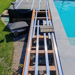 Poolterrasse aus BPC bauen So gelingt die Unterkonstruktion am Hang www.commaik.de 020 - BPC und WPC Terrasse am Hang bauen – Meine neue Poolterrasse mit recycelten Dielen