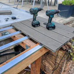 Poolterrasse aus BPC bauen So gelingt die Unterkonstruktion am Hang www.commaik.de 023 - BPC und WPC Terrasse am Hang bauen – Meine neue Poolterrasse mit recycelten Dielen
