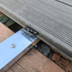 Poolterrasse aus BPC bauen So gelingt die Unterkonstruktion am Hang www.commaik.de 025 - BPC und WPC Terrasse am Hang bauen – Meine neue Poolterrasse mit recycelten Dielen