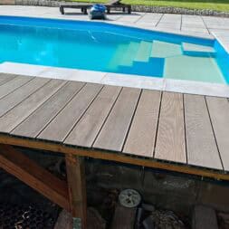 Poolterrasse aus BPC bauen So gelingt die Unterkonstruktion am Hang www.commaik.de 030 - BPC und WPC Terrasse am Hang bauen – Meine neue Poolterrasse mit recycelten Dielen